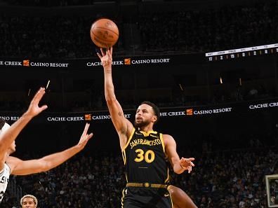 SAN FRANCISCO, CA - NOVEMBER 24:  Stephen Curry #30 of the Golden State Warriors goes to the basket during the game during the in-Season Tournament on November 24, 2023 at Chase Center in San Francisco, California. NOTE TO USER: User expressly acknowledges and agrees that, by downloading and or using this photograph, user is consenting to the terms and conditions of Getty Images License Agreement. Mandatory Copyright Notice: Copyright 2023 NBAE (Photo by Noah Graham/NBAE via Getty Images)