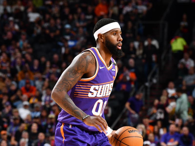 PHOENIX, AZ - NOVEMBER 2: Royce O'Neale #00 of the Phoenix Suns dribbles the ball during the game against the Portland Trail Blazers on November 2, 2024 at Footprint Center in Phoenix, Arizona. NOTE TO USER: User expressly acknowledges and agrees that, by downloading and or using this photograph, user is consenting to the terms and conditions of the Getty Images License Agreement. Mandatory Copyright Notice: Copyright 2024 NBAE (Photo by Barry Gossage/NBAE via Getty Images)