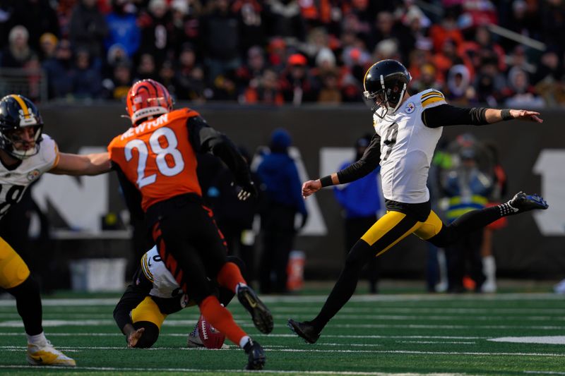 Pittsburgh Steelers place-kicker Chris Boswell, right, boots a field goal against the Cincinnati Bengals during the first half of an NFL football game Sunday, Dec. 1, 2024, in Cincinnati. (AP Photo/Jeff Dean)