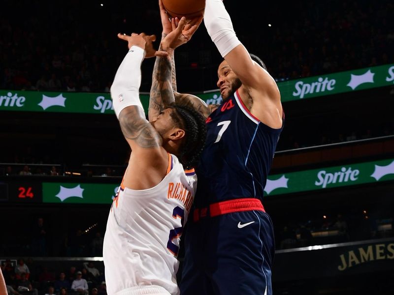 PHOENIX, AZ - JANUARY 27:  Amir Coffey #7 of the LA Clippers grabs a rebound during the game against the Phoenix Suns on January 27, 2025 at Footprint Center in Phoenix, Arizona. NOTE TO USER: User expressly acknowledges and agrees that, by downloading and or using this photograph, user is consenting to the terms and conditions of the Getty Images License Agreement. Mandatory Copyright Notice: Copyright 2025 NBAE (Photo by Kate Frese/NBAE via Getty Images)