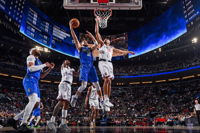 INGLEWOOD, CA - OCTOBER 14: Klay Thompson #31 of the Dallas Mavericks drives to the basket during the game against the LA Clippers on October 14, 2024 at Intuit Dome in Los Angeles, California. NOTE TO USER: User expressly acknowledges and agrees that, by downloading and/or using this Photograph, user is consenting to the terms and conditions of the Getty Images License Agreement. Mandatory Copyright Notice: Copyright 2024 NBAE (Photo by Juan Ocampo/NBAE via Getty Images)