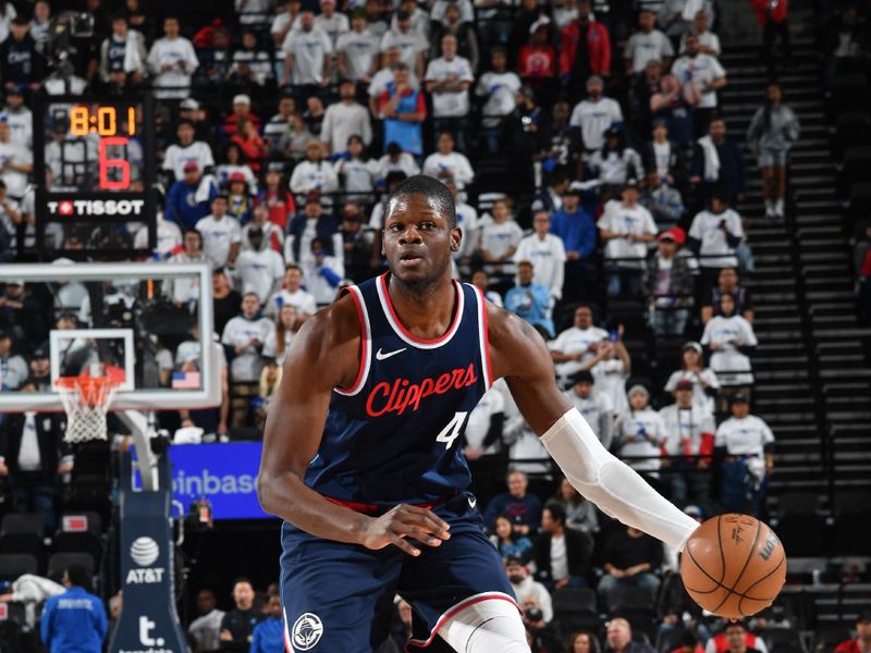 INGLEWOOD, CA - JANUARY 13:  Mo Bamba #4 of the LA Clippers dribbles the ball during the game against the Miami Heat on January 13, 2025 at Intuit Dome in Los Angeles, California. NOTE TO USER: User expressly acknowledges and agrees that, by downloading and/or using this Photograph, user is consenting to the terms and conditions of the Getty Images License Agreement. Mandatory Copyright Notice: Copyright 2025 NBAE (Photo by Juan Ocampo/NBAE via Getty Images)