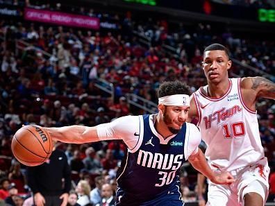 HOUSTON, TX - DECEMBER 22:   Seth Curry #30 of the Dallas Mavericks handles the ball during the game against the Houston Rockets on December 22, 2023 at the Toyota Center in Houston, Texas. NOTE TO USER: User expressly acknowledges and agrees that, by downloading and or using this photograph, User is consenting to the terms and conditions of the Getty Images License Agreement. Mandatory Copyright Notice: Copyright 2023 NBAE (Photo by Logan Riely/NBAE via Getty Images)