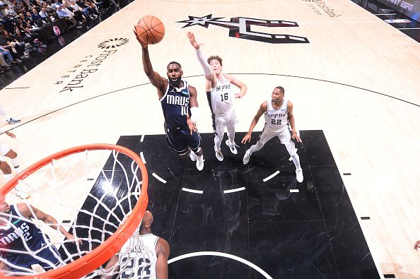 SAN ANTONIO, TX - OCTOBER 25: Tim Hardaway Jr. #10 of the Dallas Mavericks shoots the ball during the game against the San Antonio Spurs on October 25, 2023 at the Frost Bank Center in San Antonio, Texas. NOTE TO USER: User expressly acknowledges and agrees that, by downloading and or using this photograph, user is consenting to the terms and conditions of the Getty Images License Agreement. Mandatory Copyright Notice: Copyright 2023 NBAE (Photos by Michael Gonzales/NBAE via Getty Images)