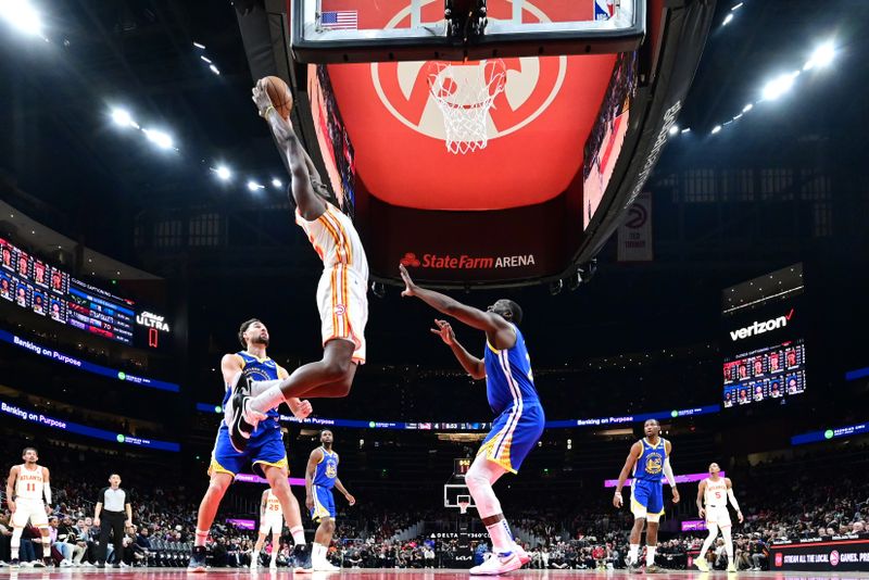 ATLANTA, GA - FEBRUARY 3: Clint Capela #15 of the Atlanta Hawks dunks the ball during the game  against the Golden State Warriors on February 3, 2024 at State Farm Arena in Atlanta, Georgia.  NOTE TO USER: User expressly acknowledges and agrees that, by downloading and/or using this Photograph, user is consenting to the terms and conditions of the Getty Images License Agreement. Mandatory Copyright Notice: Copyright 2024 NBAE (Photo by Adam Hagy/NBAE via Getty Images)