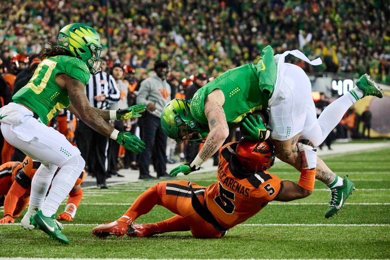 Nov 24, 2023; Eugene, Oregon, USA; Oregon Ducks tight end Terrance Ferguson (3) picks up a first down as he is tackled by Oregon State Beavers linebacker Easton Mascarenas-Arnold (5) during the second half at Autzen Stadium. Mandatory Credit: Troy Wayrynen-USA TODAY Sports