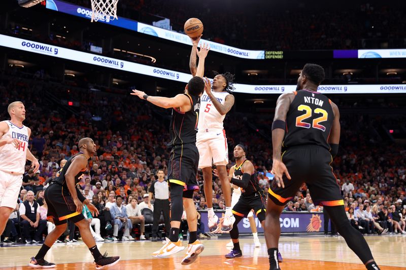 PHOENIX, ARIZONA - APRIL 25: Bones Hyland #5 of the LA Clippers shoots the ball against Devin Booker #1 of the Phoenix Suns during the second quarter in game five of the Western Conference First Round Playoffs at Footprint Center on April 25, 2023 in Phoenix, Arizona. NOTE TO USER: User expressly acknowledges and agrees that, by downloading and or using this photograph, User is consenting to the terms and conditions of the Getty Images License Agreement. (Photo by Christian Petersen/Getty Images)