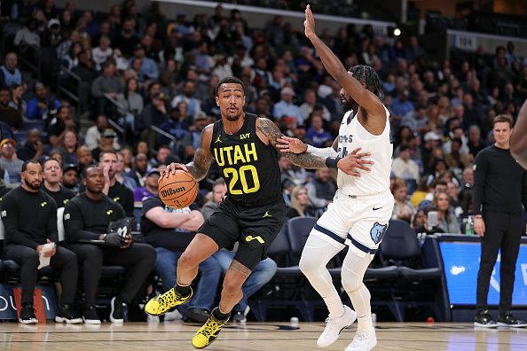 MEMPHIS, TENNESSEE - NOVEMBER 29: John Collins #20 of the Utah Jazz drives to the basket against Jaylen Nowell #24 of the Memphis Grizzlies during the second half at FedExForum on November 29, 2023 in Memphis, Tennessee. NOTE TO USER: User expressly acknowledges and agrees that, by downloading and or using this photograph, User is consenting to the terms and conditions of the Getty Images License Agreement.  (Photo by Justin Ford/Getty Images)