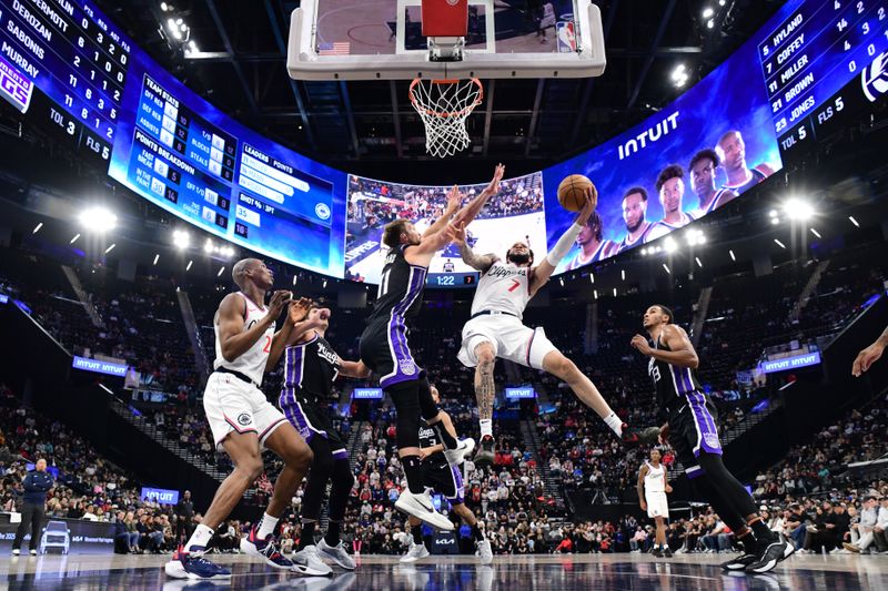 INGLEWOOD, CA - OCTOBER 17: Amir Coffey #7 of the LA Clippers drives to the basket during the game against the Sacramento Kings during a NBA Preseason game on October 17, 2024 at Intuit Dome in Los Angeles, California. NOTE TO USER: User expressly acknowledges and agrees that, by downloading and/or using this Photograph, user is consenting to the terms and conditions of the Getty Images License Agreement. Mandatory Copyright Notice: Copyright 2024 NBAE (Photo by Adam Pantozzi/NBAE via Getty Images)