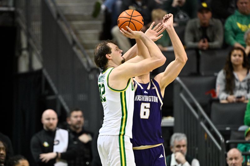Mar 7, 2026; Eugene, Oregon, USA; Oregon Ducks center Nate Bittle (32) shoots the ball during the second half against the Oregon Ducks at Matthew Knight Arena. Mandatory Credit: Craig Strobeck-Imagn Images