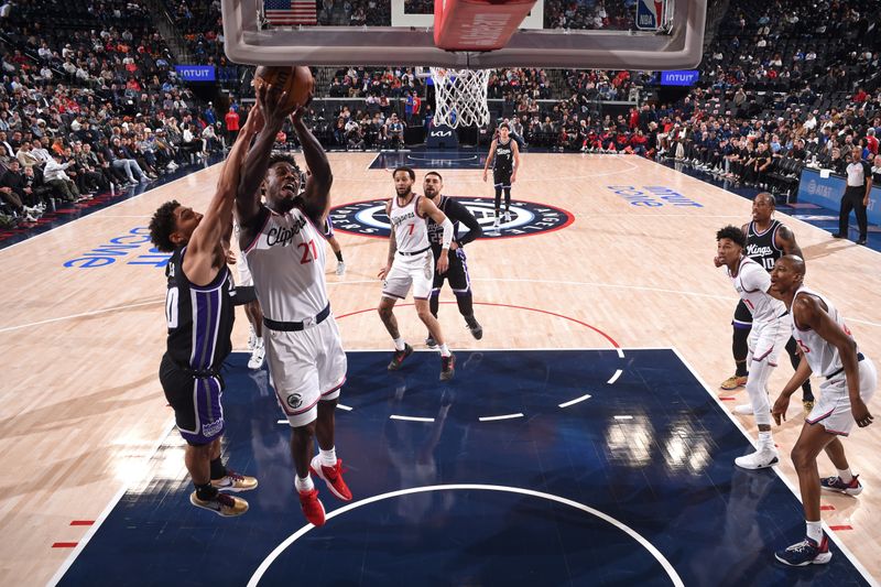 INGLEWOOD, CA - OCTOBER 17: Kobe Brown #21 of the LA Clippers rebounds during the game against the Sacramento Kings on October 17, 2024 at Intuit Dome in Los Angeles, California. NOTE TO USER: User expressly acknowledges and agrees that, by downloading and/or using this Photograph, user is consenting to the terms and conditions of the Getty Images License Agreement. Mandatory Copyright Notice: Copyright 2024 NBAE (Photo by Juan Ocampo/NBAE via Getty Images)