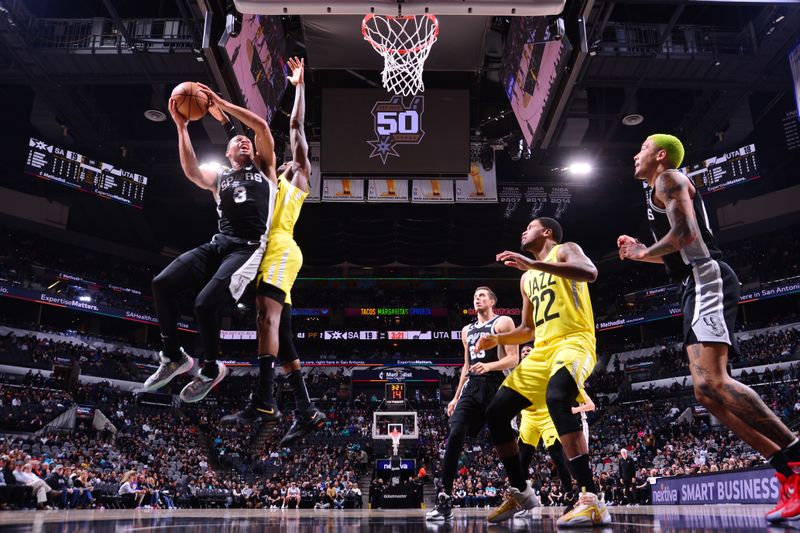 SAN ANTONIO, TX - DECEMBER 26: Keldon Johnson #3 of the San Antonio Spurs drives to the basket against the Utah Jazz on December 26, 2022 at the AT&T Center in San Antonio, Texas. NOTE TO USER: User expressly acknowledges and agrees that, by downloading and or using this photograph, user is consenting to the terms and conditions of the Getty Images License Agreement. Mandatory Copyright Notice: Copyright 2022 NBAE (Photos by Michael Gonzales/NBAE via Getty Images)