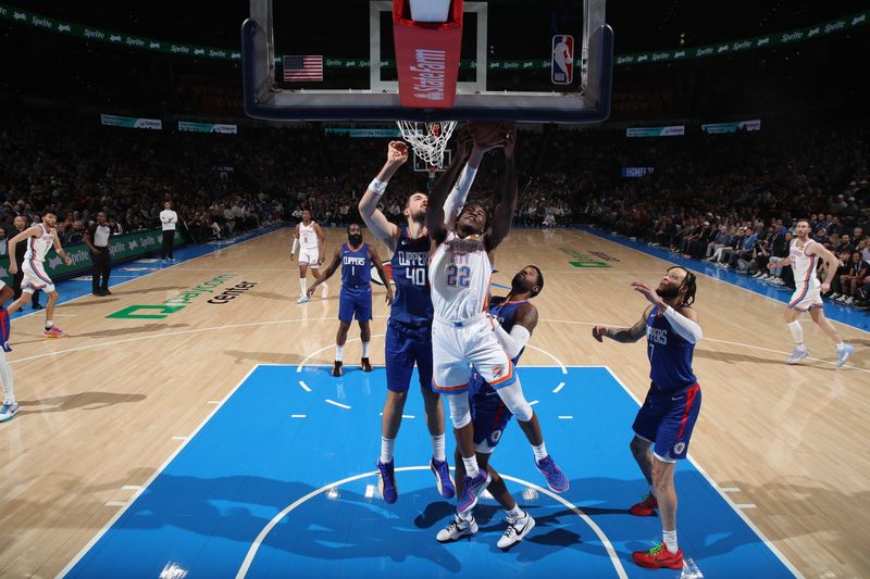 OKLAHOMA CITY, OK - FEBRUARY 22: Cason Wallace #22 of the Oklahoma City Thunder  drives to the basket during the game against the LA Clippers on February 22SF, 2024 at Paycom Arena in Oklahoma City, Oklahoma. NOTE TO USER: User expressly acknowledges and agrees that, by downloading and or using this photograph, User is consenting to the terms and conditions of the Getty Images License Agreement. Mandatory Copyright Notice: Copyright 2024 NBAE (Photo by Zach Beeker/NBAE via Getty Images)