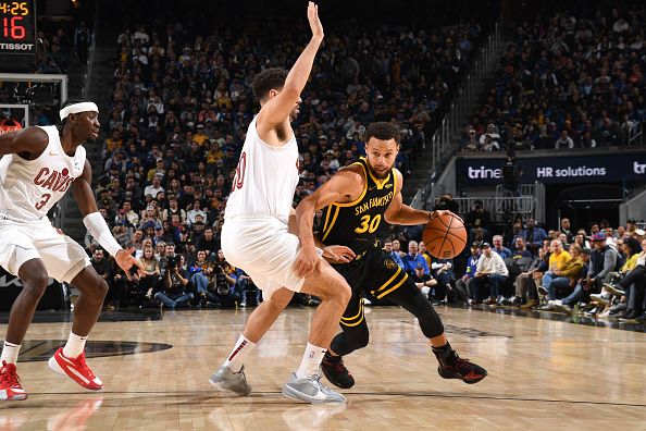 SAN FRANCISCO, CA - NOVEMBER 11: Stephen Curry #30 of the Golden State Warriors drives to the basket during the game against the Cleveland Cavaliers on November 11, 2023 at Chase Center in San Francisco, California. NOTE TO USER: User expressly acknowledges and agrees that, by downloading and or using this photograph, user is consenting to the terms and conditions of Getty Images License Agreement. Mandatory Copyright Notice: Copyright 2023 NBAE (Photo by Noah Graham/NBAE via Getty Images)