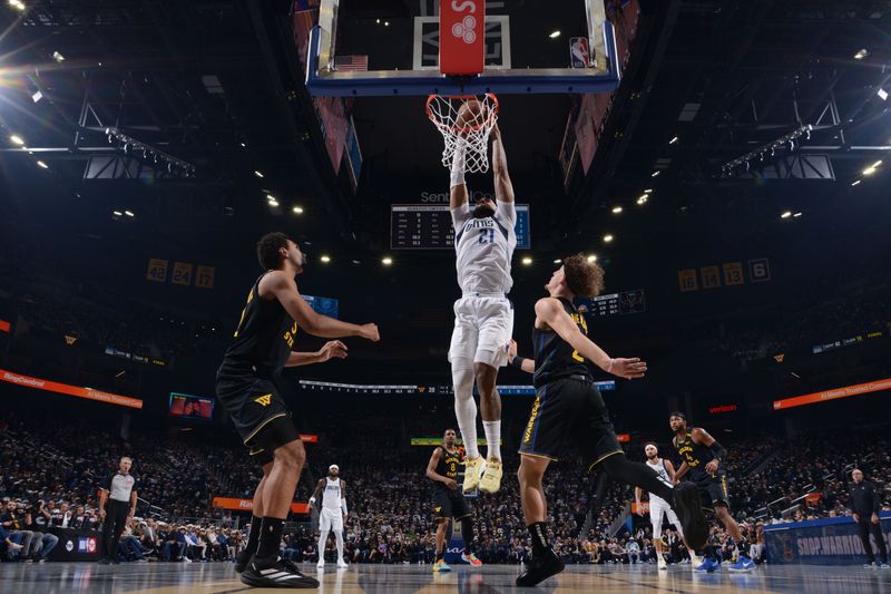 SAN FRANCISCO, CA - NOVEMBER 12: Daniel Gafford #21 of the Dallas Mavericks dunks the ball during the game against the Golden State Warriors during the Emirates NBA Cup game on November 12, 2024 at Chase Center in San Francisco, California. NOTE TO USER: User expressly acknowledges and agrees that, by downloading and or using this photograph, user is consenting to the terms and conditions of Getty Images License Agreement. Mandatory Copyright Notice: Copyright 2024 NBAE (Photo by Noah Graham/NBAE via Getty Images)