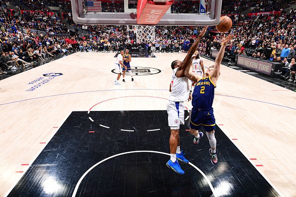 LOS ANGELES, CA - DECEMBER 14: Brandin Podziemski #2 of the Golden State Warriors drives to the basket during the game against the LA Clippers on December 14, 2023 at Crypto.Com Arena in Los Angeles, California. NOTE TO USER: User expressly acknowledges and agrees that, by downloading and/or using this Photograph, user is consenting to the terms and conditions of the Getty Images License Agreement. Mandatory Copyright Notice: Copyright 2023 NBAE (Photo by Adam Pantozzi/NBAE via Getty Images)