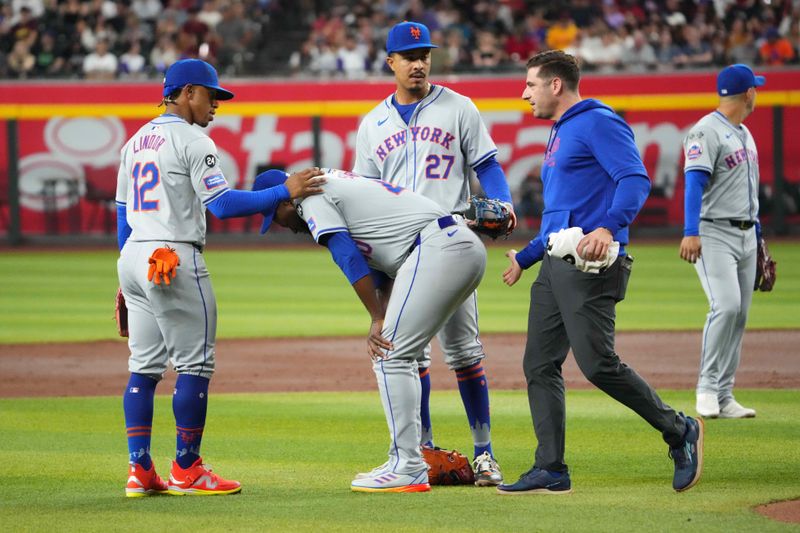 Aug 28, 2024; Phoenix, Arizona, USA; New York Mets pitcher Luis Severino (40) is checked on after being hit by a lune drive against the Arizona Diamondbacks during the third inning at Chase Field. Mandatory Credit: Joe Camporeale-USA TODAY Sports