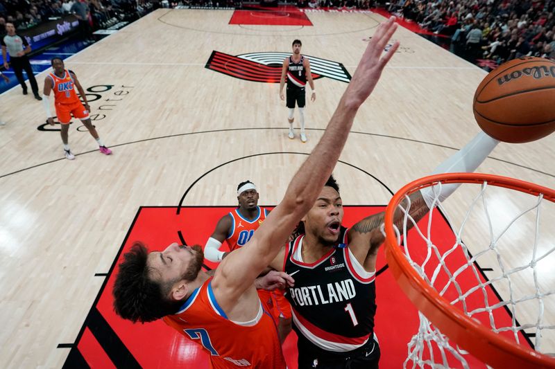 PORTLAND, OREGON - NOVEMBER 01: Anfernee Simons #1 of the Portland Trail Blazers goes up to dunk under pressure from Chet Holmgren #7 of the Oklahoma City Thunder during the second half at Moda Center on November 01, 2024 in Portland, Oregon. NOTE TO USER: User expressly acknowledges and agrees that, by downloading and or using this photograph, User is consenting to the terms and conditions of the Getty Images License Agreement. (Photo by Soobum Im/Getty Images)