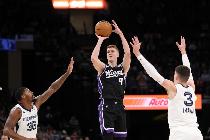 MEMPHIS, TENNESSEE - DECEMBER 05: Kevin Huerter #9 of the Sacramento Kings shoots against Marcus Smart #36 of the Memphis Grizzlies during the first half at FedExForum on December 05, 2024 in Memphis, Tennessee. NOTE TO USER: User expressly acknowledges and agrees that, by downloading and or using this photograph, User is consenting to the terms and conditions of the Getty Images License Agreement. (Photo by Justin Ford/Getty Images)