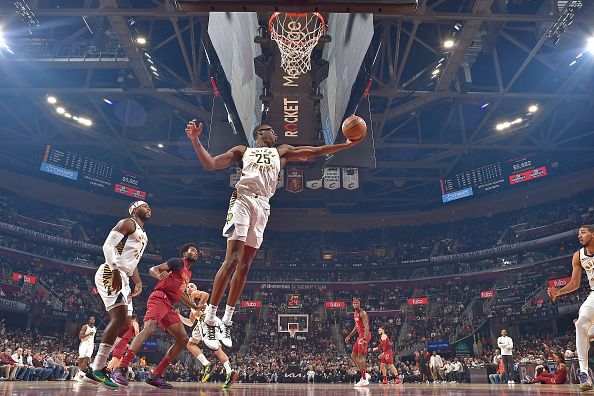 CLEVELAND, OH - OCTOBER 28: Jalen Smith #25 of the Indiana Pacers rebounds against the Cleveland Cavaliers on October 28, 2023 at Rocket Mortgage FieldHouse in Cleveland, Ohio. NOTE TO USER: User expressly acknowledges and agrees that, by downloading and/or using this Photograph, user is consenting to the terms and conditions of the Getty Images License Agreement. Mandatory Copyright Notice: Copyright 2023 NBAE (Photo by David Liam Kyle/NBAE via Getty Images)