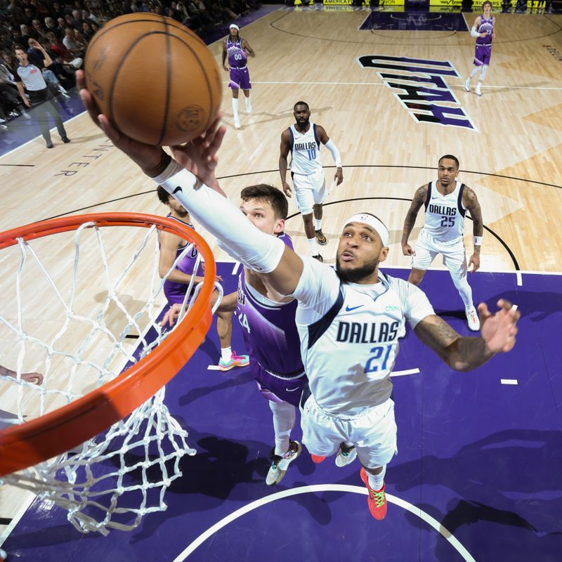 SALT LAKE CITY, UT - MARCH 25: Daniel Gafford #21 of the Dallas Mavericks drives to the basket during the game against the Utah Jazz on March 25, 2024 at Delta Center in Salt Lake City, Utah. NOTE TO USER: User expressly acknowledges and agrees that, by downloading and or using this Photograph, User is consenting to the terms and conditions of the Getty Images License Agreement. Mandatory Copyright Notice: Copyright 2024 NBAE (Photo by Melissa Majchrzak/NBAE via Getty Images)