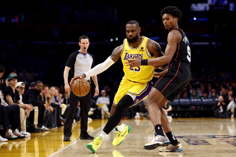 LOS ANGELES, CALIFORNIA - FEBRUARY 13: LeBron James #23 of the Los Angeles Lakers drives to the basket against Ausar Thompson #9 of the Detroit Pistons during the first quarter at Crypto.com Arena on February 13, 2024 in Los Angeles, California. NOTE TO USER: User expressly acknowledges and agrees that, by downloading and or using this photograph, user is consenting to the terms and conditions of the Getty Images License Agreement.  (Photo by Katelyn Mulcahy/Getty Images)