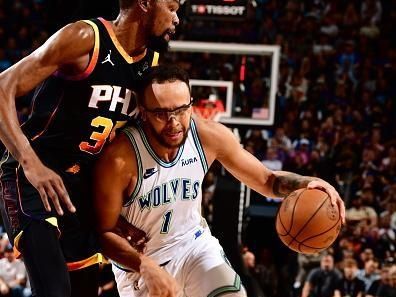 PHOENIX, AZ - NOVEMBER 15: Kyle Anderson #1 of the Minnesota Timberwolves drives to the basket during the game against the Phoenix Suns on November 15, 2023 at Footprint Center in Phoenix, Arizona. NOTE TO USER: User expressly acknowledges and agrees that, by downloading and or using this photograph, user is consenting to the terms and conditions of the Getty Images License Agreement. Mandatory Copyright Notice: Copyright 2023 NBAE (Photo by Barry Gossage/NBAE via Getty Images)