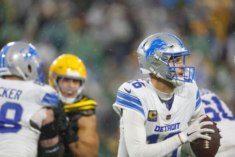 Detroit Lions quarterback Jared Goff (16) rolls out of the pocket against the Green Bay Packers during a NFL game Sunday, Nov. 3, 2024, in Green Bay, Wis. (AP Photo/Jeffrey Phelps