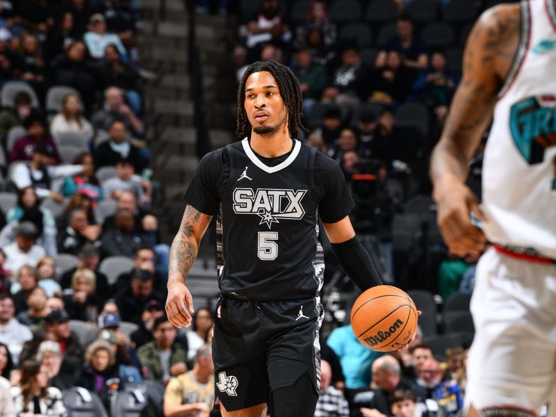 SAN ANTONIO, TX - JANUARY 15: Stephon Castle #5 of the San Antonio Spurs dribbles the ball during the game against the Memphis Grizzlies on January 15, 2025 at the Frost Bank Center in San Antonio, Texas. NOTE TO USER: User expressly acknowledges and agrees that, by downloading and or using this photograph, user is consenting to the terms and conditions of the Getty Images License Agreement. Mandatory Copyright Notice: Copyright 2025 NBAE (Photos by Barry Gossage/NBAE via Getty Images)