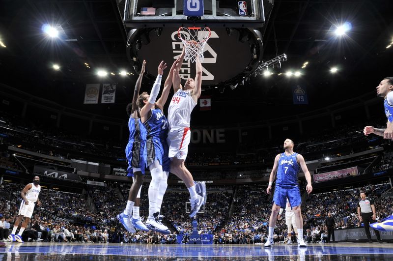 ORLANDO, FL - MARCH 29: Mason Plumlee #44 of the LA Clippers drives to the basket during the game against the Orlando Magic on March 29, 2024 at the Kia Center in Orlando, Florida. NOTE TO USER: User expressly acknowledges and agrees that, by downloading and or using this photograph, User is consenting to the terms and conditions of the Getty Images License Agreement. Mandatory Copyright Notice: Copyright 2024 NBAE (Photo by Fernando Medina/NBAE via Getty Images)