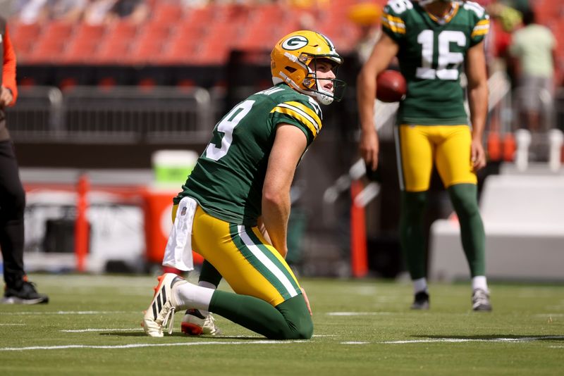 Green Bay Packers punter Daniel Whelan (19) warms up prior to the start of a preseason NFL football game against the Cleveland Browns, Saturday, Aug. 10, 2024, in Cleveland. (AP Photo/Kirk Irwin)