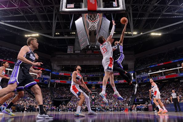 SACRAMENTO, CA - DECEMBER 18: Keegan Murray #13 of the Sacramento Kings drives to the basket during the game against the Washington Wizards on December 18, 2023 at Golden 1 Center in Sacramento, California. NOTE TO USER: User expressly acknowledges and agrees that, by downloading and or using this Photograph, user is consenting to the terms and conditions of the Getty Images License Agreement. Mandatory Copyright Notice: Copyright 2023 NBAE (Photo by Rocky Widner/NBAE via Getty Images)