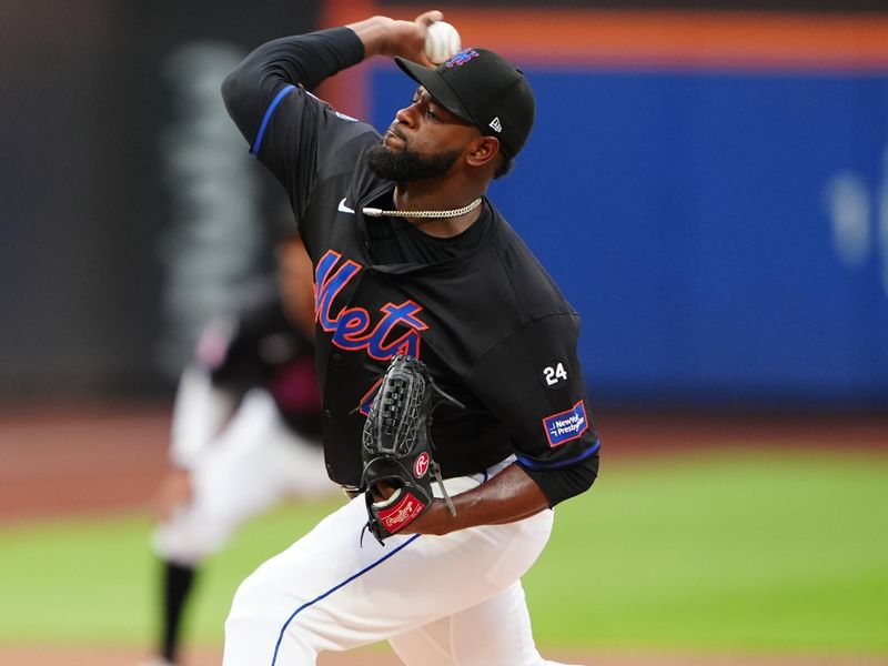 Jul 25, 2024; New York City, New York, USA; New York Mets pitcher Luis Severino (40) delivers a pitch against the Atlanta Braves during the first inning at Citi Field. Mandatory Credit: Gregory Fisher-USA TODAY Sports