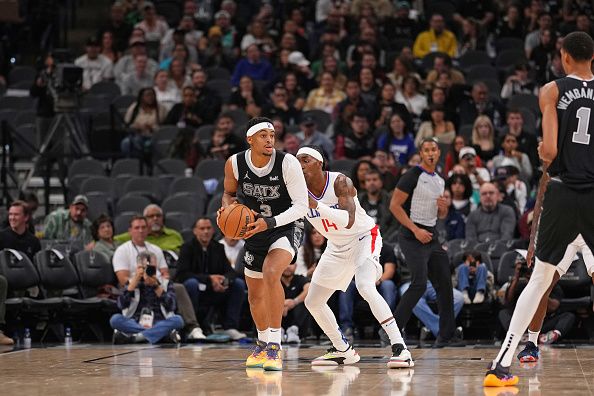 SAN ANTONIO, TX - NOVEMBER 22: Keldon Johnson #3 of the San Antonio Spurs handles the ball during the game against the LA Clippers on November 22, 2023 at the Frost Bank Center in San Antonio, Texas. NOTE TO USER: User expressly acknowledges and agrees that, by downloading and or using this photograph, user is consenting to the terms and conditions of the Getty Images License Agreement. Mandatory Copyright Notice: Copyright 2023 NBAE (Photos by Darren Carroll/NBAE via Getty Images)