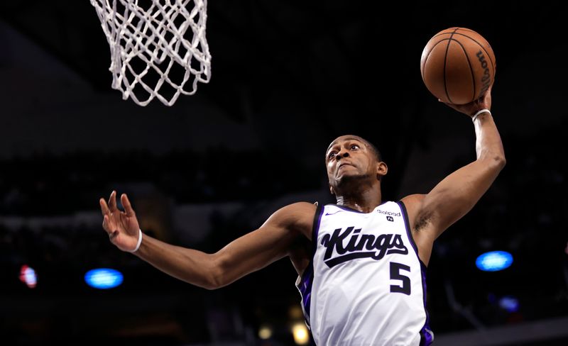 DALLAS, TX - JANUARY 27: De'Aaron Fox #5 of the Sacramento Kings goes up for a slam dunk against the Dallas Mavericks in the first half at American Airlines Center on January 27, 2024 in Dallas, Texas. NOTE TO USER: User expressly acknowledges and agrees that, by downloading and or using this photograph, User is consenting to the terms and conditions of the Getty Images License Agreement. (Photo by Ron Jenkins/Getty Images)