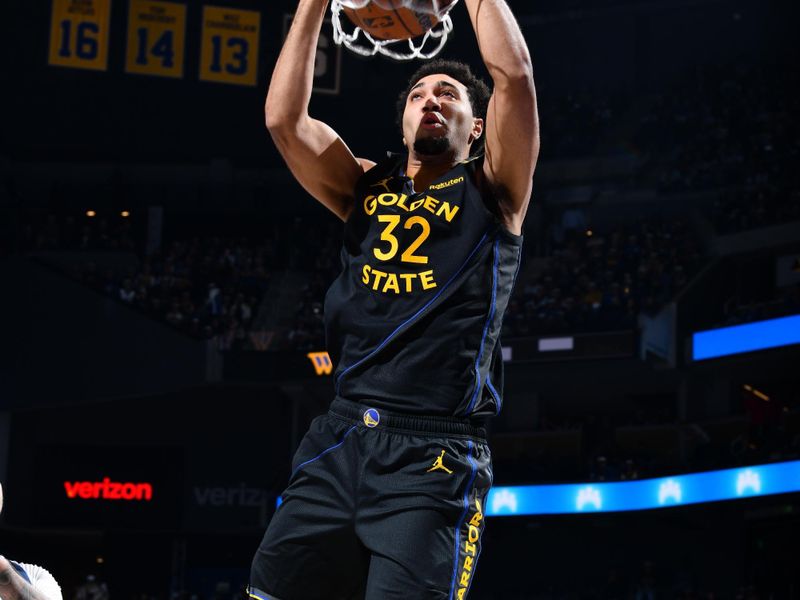 PHOENIX, AZ - NOVEMBER 12: Trayce Jackson-Davis #32 of the Golden State Warriors dunks the ball during the game against the Dallas Mavericks during the Emirates NBA Cup game on November 12, 2024 at Footprint Center in Phoenix, Arizona. NOTE TO USER: User expressly acknowledges and agrees that, by downloading and or using this photograph, user is consenting to the terms and conditions of the Getty Images License Agreement. Mandatory Copyright Notice: Copyright 2024 NBAE (Photo by Barry Gossage/NBAE via Getty Images)