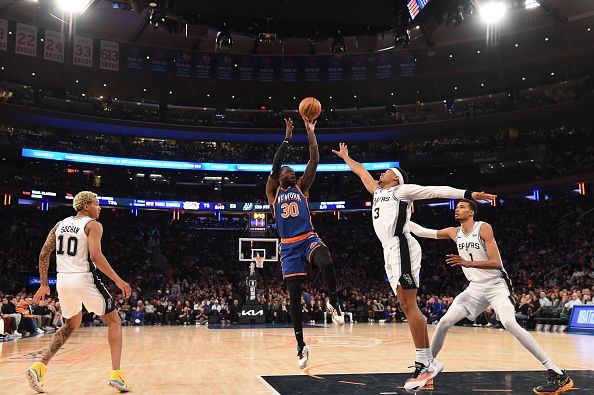 NEW YORK, NY - NOVEMBER 8: Julius Randle #30 of the New York Knicks shoots the ball during the game against the San Antonio Spurs on November 8, 2023 at Madison Square Garden in New York City, New York.  NOTE TO USER: User expressly acknowledges and agrees that, by downloading and or using this photograph, User is consenting to the terms and conditions of the Getty Images License Agreement. Mandatory Copyright Notice: Copyright 2023 NBAE  (Photo by Brian Babineau/NBAE via Getty Images)