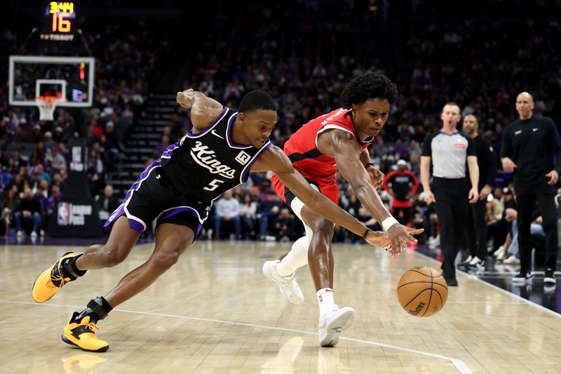 SACRAMENTO, CALIFORNIA - JANUARY 16: De'Aaron Fox #5 of the Sacramento Kings and Amen Thompson #1 of the Houston Rockets go for a loose ball during the second half at Golden 1 Center on January 16, 2025 in Sacramento, California. NOTE TO USER: User expressly acknowledges and agrees that, by downloading and/or using this photograph, user is consenting to the terms and conditions of the Getty Images License Agreement.   (Photo by Ezra Shaw/Getty Images)