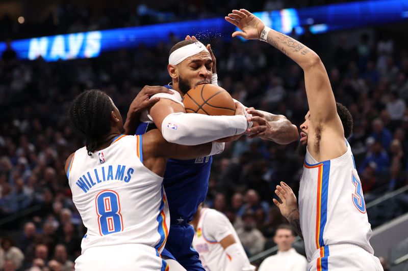 DALLAS, TEXAS - JANUARY 17: Daniel Gafford #21 of the Dallas Mavericks is defended by Jalen Williams #8 and Kenrich Williams #34 of the Oklahoma City Thunder during the second quarter at American Airlines Center on January 17, 2025 in Dallas, Texas. NOTE TO USER: User expressly acknowledges and agrees that, by downloading and/or using this photograph, user is consenting to the terms and conditions of the Getty Images License Agreement. (Photo by Sam Hodde/Getty Images)