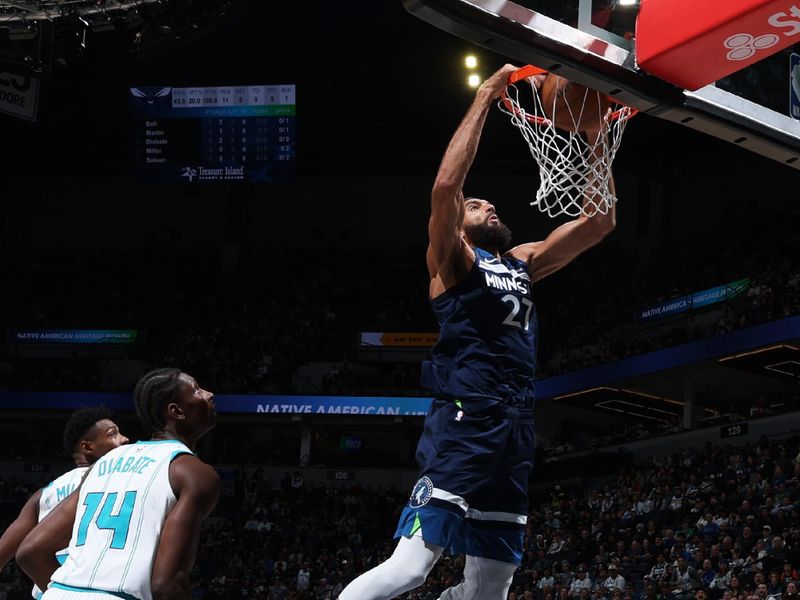 MINNEAPOLIS, MN -  NOVEMBER 4: Julius Randle #30 of the Minnesota Timberwolves dunks the ball during the game against the Charlotte Hornets on November 4, 2024 at Target Center in Minneapolis, Minnesota. NOTE TO USER: User expressly acknowledges and agrees that, by downloading and or using this Photograph, user is consenting to the terms and conditions of the Getty Images License Agreement. Mandatory Copyright Notice: Copyright 2024 NBAE (Photo by David Sherman/NBAE via Getty Images)