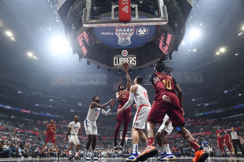 LOS ANGELES, CA - APRIL 7: Jarrett Allen #31 of the Cleveland Cavaliers shoots the ball during the game against the LA Clippers on April 7, 2024 at Crypto.Com Arena in Los Angeles, California. NOTE TO USER: User expressly acknowledges and agrees that, by downloading and/or using this Photograph, user is consenting to the terms and conditions of the Getty Images License Agreement. Mandatory Copyright Notice: Copyright 2024 NBAE (Photo by Adam Pantozzi/NBAE via Getty Images)