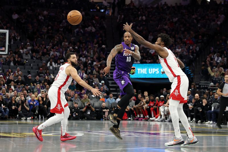 SACRAMENTO, CALIFORNIA - DECEMBER 03: DeMar DeRozan #10 of the Sacramento Kings passes the ball between Fred VanVleet #5 and Tari Eason #17 of the Houston Rockets in the second half at Golden 1 Center on December 03, 2024 in Sacramento, California. NOTE TO USER: User expressly acknowledges and agrees that, by downloading and/or using this photograph, user is consenting to the terms and conditions of the Getty Images License Agreement.   (Photo by Ezra Shaw/Getty Images)