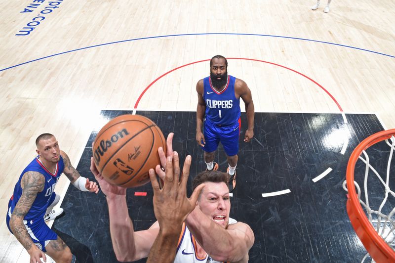 LOS ANGELES, CA - JANUARY 8: Drew Eubanks #14 of the Phoenix Suns drives to the basket during the game against the LA Clippers on January 8, 2024 at Crypto.Com Arena in Los Angeles, California. NOTE TO USER: User expressly acknowledges and agrees that, by downloading and/or using this Photograph, user is consenting to the terms and conditions of the Getty Images License Agreement. Mandatory Copyright Notice: Copyright 2024 NBAE (Photo by Andrew D. Bernstein/NBAE via Getty Images)