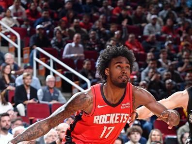 HOUSTON, TX - DECEMBER 11: Tari Eason #17 of the Houston Rockets drives to the basket during the game against the San Antonio Spurs on December 11, 2023 at the Toyota Center in Houston, Texas. NOTE TO USER: User expressly acknowledges and agrees that, by downloading and or using this photograph, User is consenting to the terms and conditions of the Getty Images License Agreement. Mandatory Copyright Notice: Copyright 2023 NBAE (Photo by Logan Riely/NBAE via Getty Images)