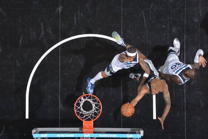 SAN ANTONIO, TX - NOVEMBER 2: Jeremy Sochan #10 of the San Antonio Spurs drives to the basket during the game against the Minnesota Timberwolves on November 2, 2024 at the Frost Bank Center in San Antonio, Texas. NOTE TO USER: User expressly acknowledges and agrees that, by downloading and or using this photograph, user is consenting to the terms and conditions of the Getty Images License Agreement. Mandatory Copyright Notice: Copyright 2024 NBAE (Photos by Michael Gonzales/NBAE via Getty Images)