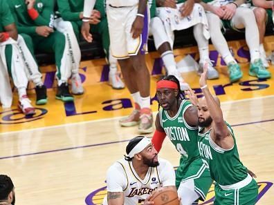 LOS ANGELES, CA - DECEMBER 25:  Anthony Davis #3 of the Los Angeles Lakers goes to the basket during the game on December 25, 2023 at Crypto.Com Arena in Los Angeles, California. NOTE TO USER: User expressly acknowledges and agrees that, by downloading and/or using this Photograph, user is consenting to the terms and conditions of the Getty Images License Agreement. Mandatory Copyright Notice: Copyright 2023 NBAE (Photo by Juan Ocampo/NBAE via Getty Images)