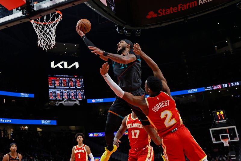 ATLANTA, GA - JANUARY 13: Daniel Gafford #21 of the Washington Wizards drives to the basket during the game against the Atlanta Hawks on January 13, 2024 at State Farm Arena in Atlanta, Georgia.  NOTE TO USER: User expressly acknowledges and agrees that, by downloading and/or using this Photograph, user is consenting to the terms and conditions of the Getty Images License Agreement. Mandatory Copyright Notice: Copyright 2024 NBAE (Photo by Mercedes Oliver/NBAE via Getty Images)