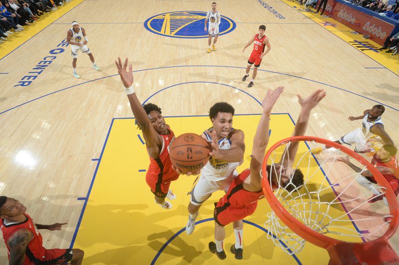 SAN FRANCISCO, CA - DECEMBER 5: Trayce Jackson-Davis #32 of the Golden State Warriors drives to the basket during the game against the Houston Rockets on December 5, 2024 at Chase Center in San Francisco, California. NOTE TO USER: User expressly acknowledges and agrees that, by downloading and or using this photograph, user is consenting to the terms and conditions of Getty Images License Agreement. Mandatory Copyright Notice: Copyright 2024 NBAE (Photo by Noah Graham/NBAE via Getty Images)