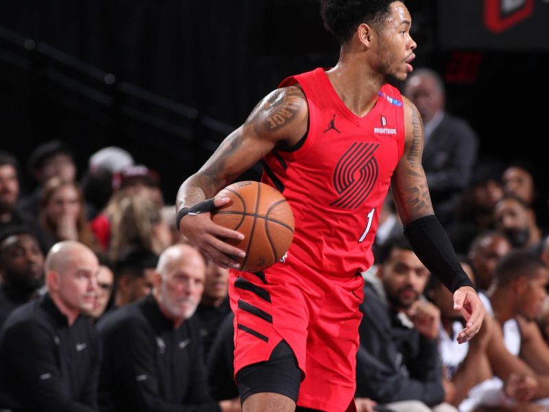 PORTLAND, OR - NOVEMBER 29: Anfernee Simons #1 of the Portland Trail Blazers dribbles the ball during the game against the Sacramento Kings during the Emirates NBA Cup on November 29, 2024 at the Moda Center Arena in Portland, Oregon. NOTE TO USER: User expressly acknowledges and agrees that, by downloading and or using this photograph, user is consenting to the terms and conditions of the Getty Images License Agreement. Mandatory Copyright Notice: Copyright 2024 NBAE (Photo by Cameron Browne/NBAE via Getty Images)