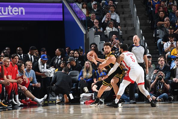 SAN FRANCISCO, CA - NOVEMBER 20: Klay Thompson #11 of the Golden State Warriors looks to pass the ball during the game against the Houston Rockets on November 20, 2023 at Chase Center in San Francisco, California. NOTE TO USER: User expressly acknowledges and agrees that, by downloading and or using this photograph, user is consenting to the terms and conditions of Getty Images License Agreement. Mandatory Copyright Notice: Copyright 2023 NBAE (Photo by Noah Graham/NBAE via Getty Images)